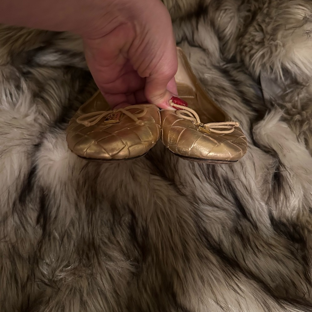 Tory Burch gold leather weave flats. Good overall condition. - Picture 5 of 11